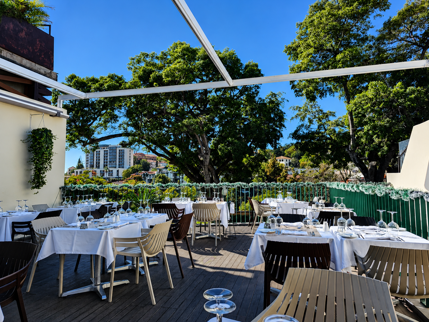 Terraço exterior rodeado de vegetação